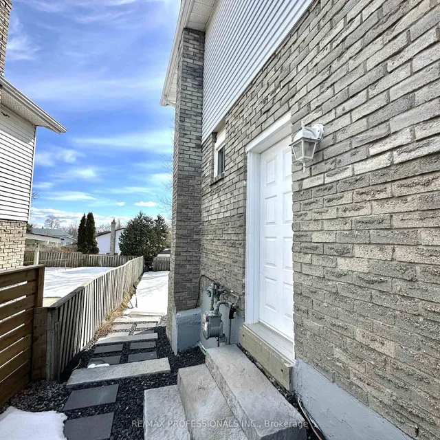 Additional image 33 of 2416 Malcolm Cres