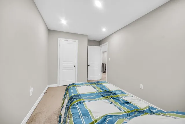 Additional image 33 of 8 Charleswood Cres