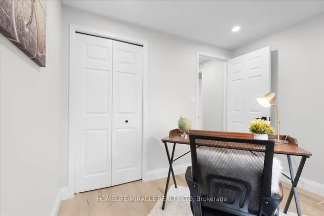 Additional image 26 of 102 Northmanor Cres