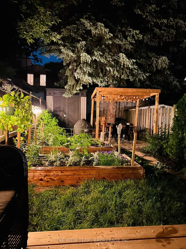 Additional image 33 of 1141 Woodbine Ave