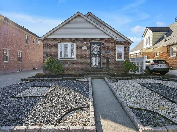 17140 Pidgeon Meadow Rd, Flushing, NY 11365