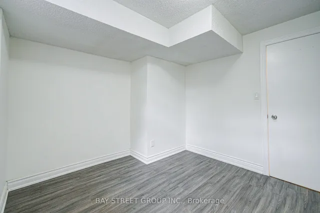 Additional image 21 of 102 Mossbrook Cres