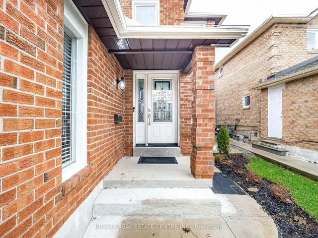 Additional image 3 of 4 Lord Simcoe Dr