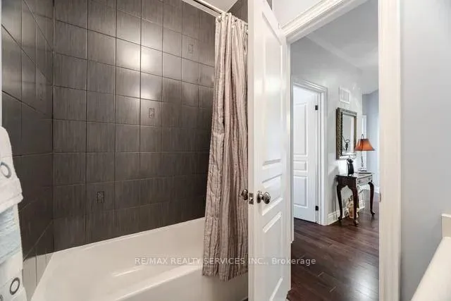 Additional image 39 of 17 Platform Cres