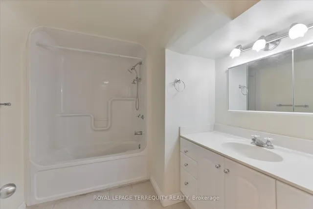 Additional image 38 of 2216 Dunvegan Ave