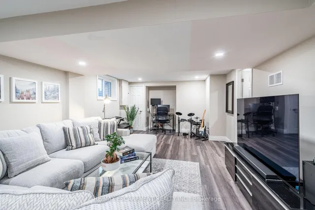 Additional image 37 of 2399 MALCOLM Cres