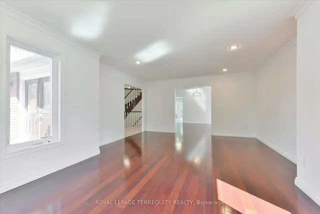 Additional image 7 of 2216 Dunvegan Ave