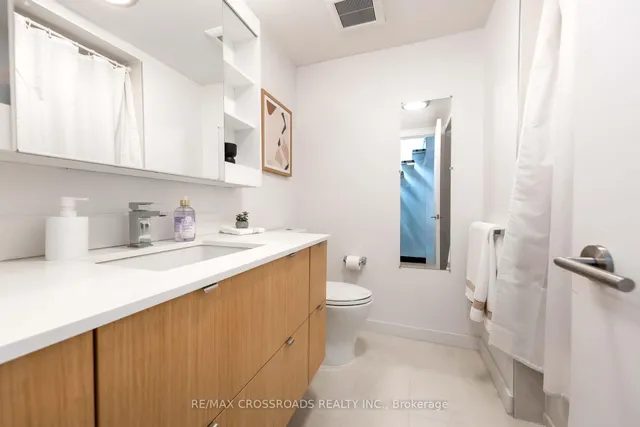 Additional image 37 of 536A Eglinton Ave