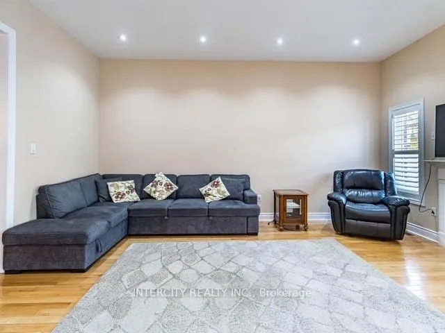 Additional image 8 of 35 Fontainebleu Rd