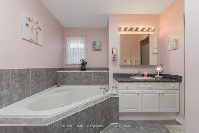 Additional image 22 of 593 Caverhill Cres