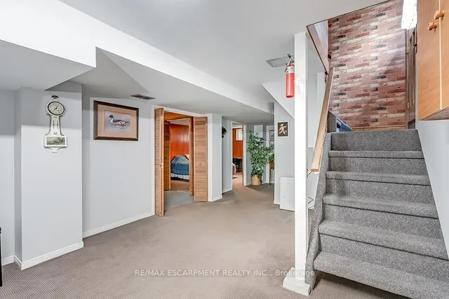 Additional image 29 of 327 Strathcona Dr