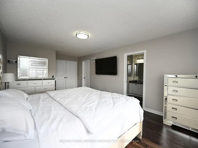 Additional image 34 of 53 Dufay Rd