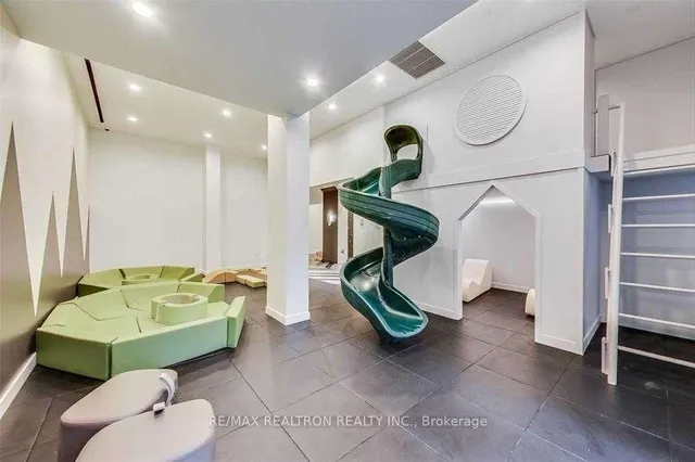 Additional image 13 of 39 Roehampton Ave Unit 806