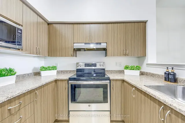 Additional image 9 of 1470 Main St Unit 411