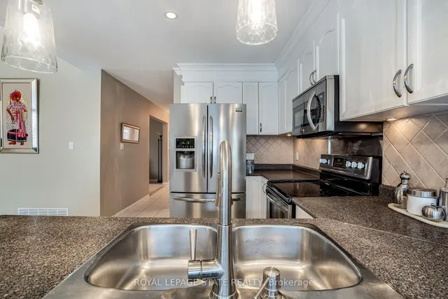 Additional image 14 of 19 Claudette Gate