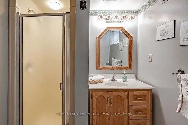 Additional image 33 of 327 Strathcona Dr