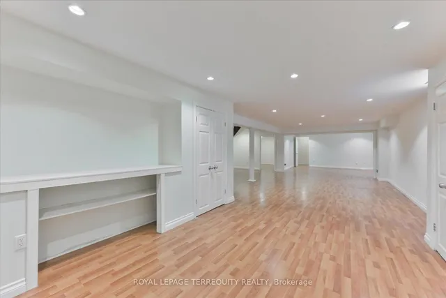 Additional image 32 of 2216 Dunvegan Ave