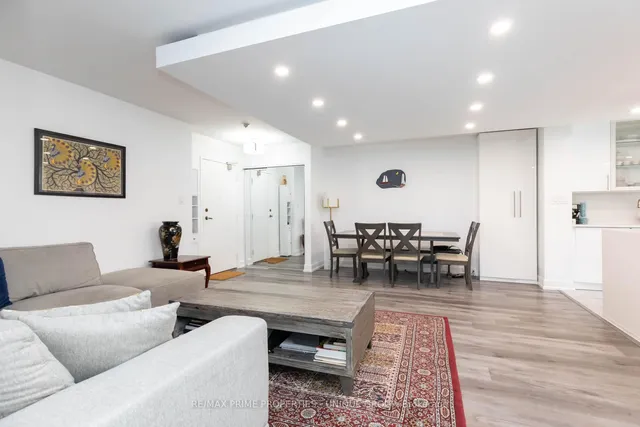 Additional image 4 of 633 Bay St Unit 903