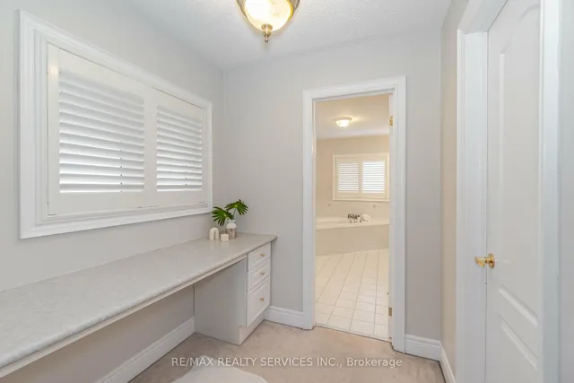 Additional image 27 of 32 Radial St