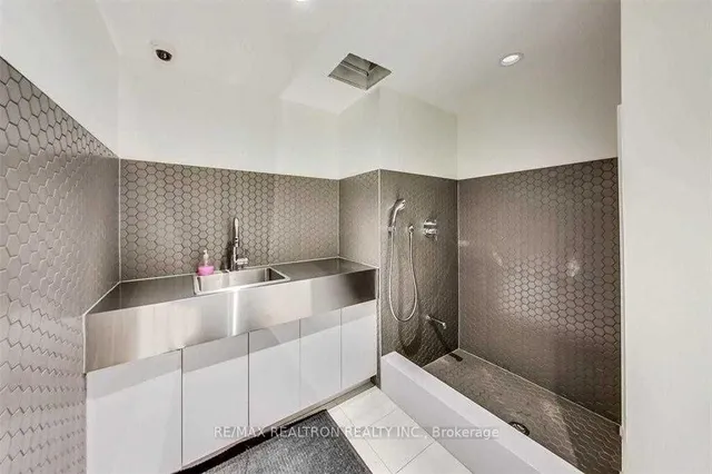 Additional image 16 of 39 Roehampton Ave Unit 806