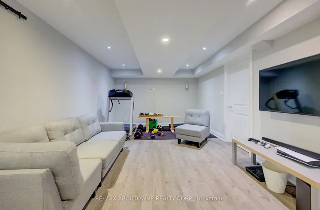 Additional image 29 of 1521 Craigleith Rd