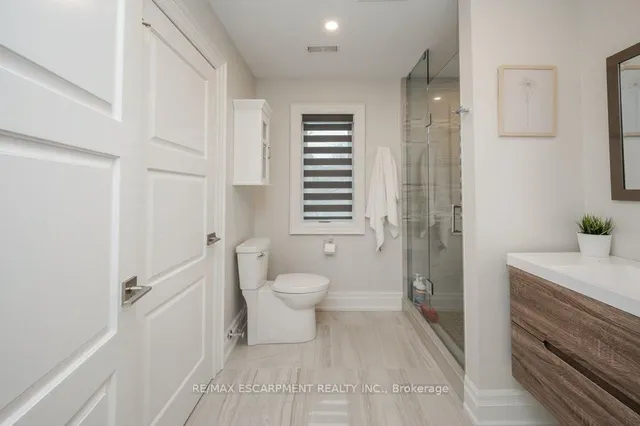 Additional image 26 of 820 Cosburn Ave