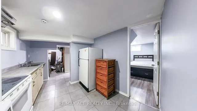 Additional image 31 of 114 Royal Ave