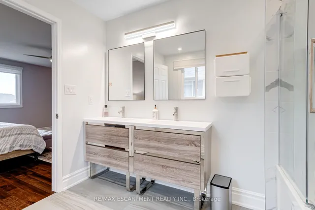 Additional image 36 of 7 Magenta Crt