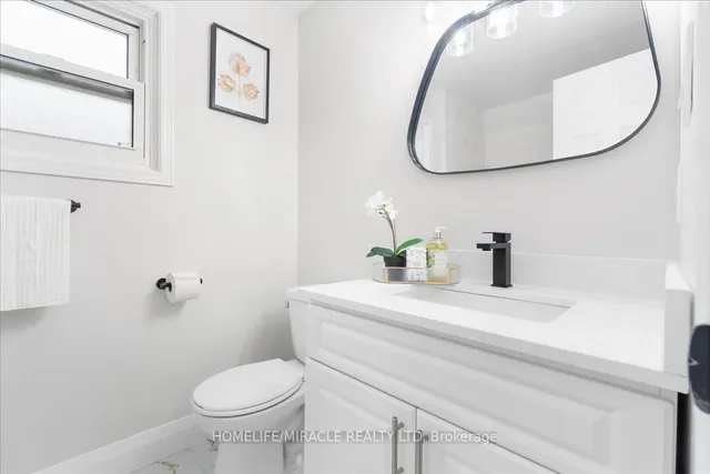 Additional image 20 of 102 Northmanor Cres