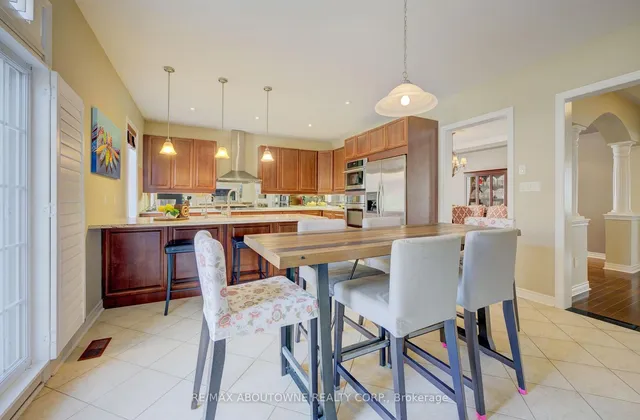 Additional image 4 of 1521 Craigleith Rd