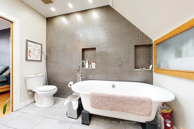 Additional image 30 of 1058 College St