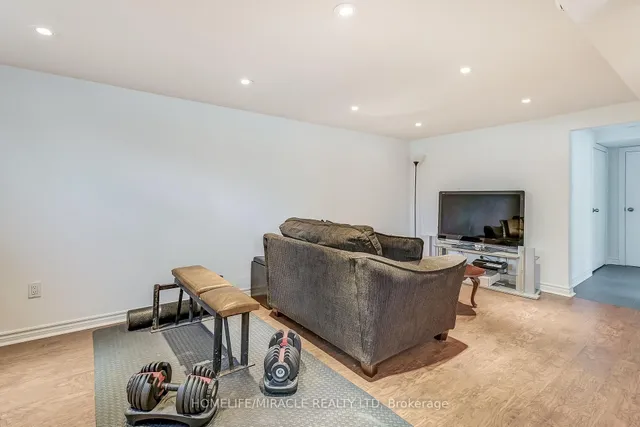 Additional image 28 of 133 Queens Dr