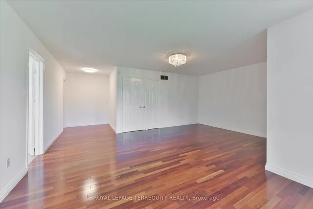 Additional image 23 of 2216 Dunvegan Ave