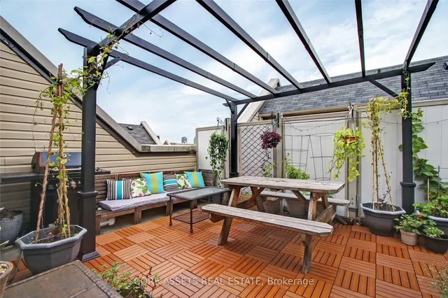 Additional image 19 of 819 Dundas St Unit 4