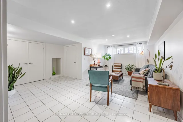 Additional image 26 of 35 Woodenhill Crt