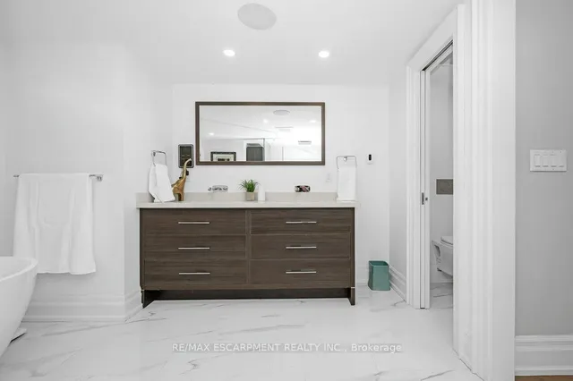 Additional image 34 of 820 Cosburn Ave