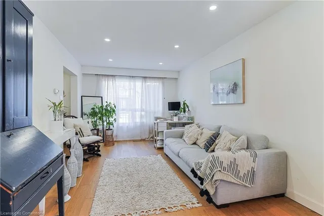 Additional image 16 of 5475 Lakeshore Rd Unit 54