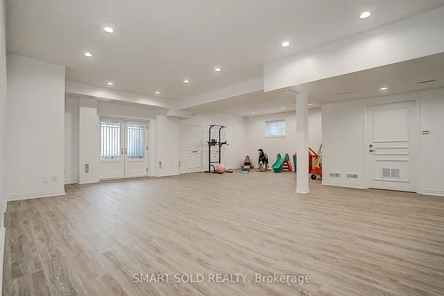 Additional image 28 of 677 Woburn Ave