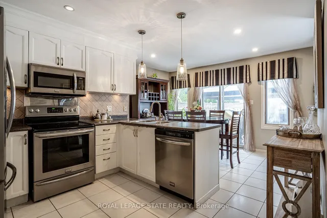 Additional image 11 of 19 Claudette Gate