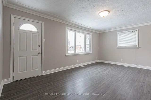 Additional image 25 of 18 MILES St