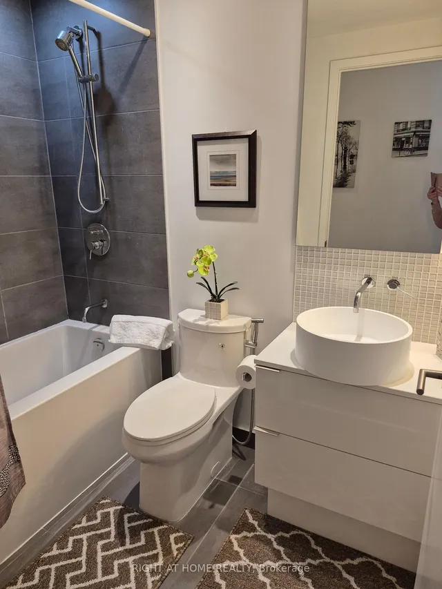 Additional image 9 of 185 Roehampton Ave Unit 1405