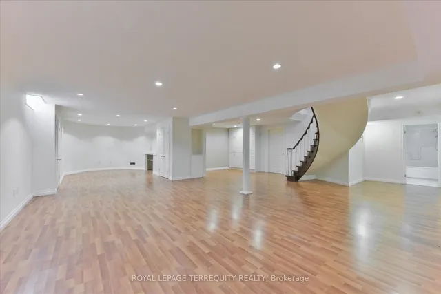 Additional image 33 of 2216 Dunvegan Ave