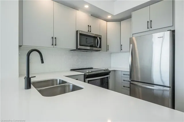 Additional image 17 of 60 Charles Street West Unit 1104