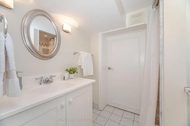 Additional image 31 of 33 Willingdon Blvd