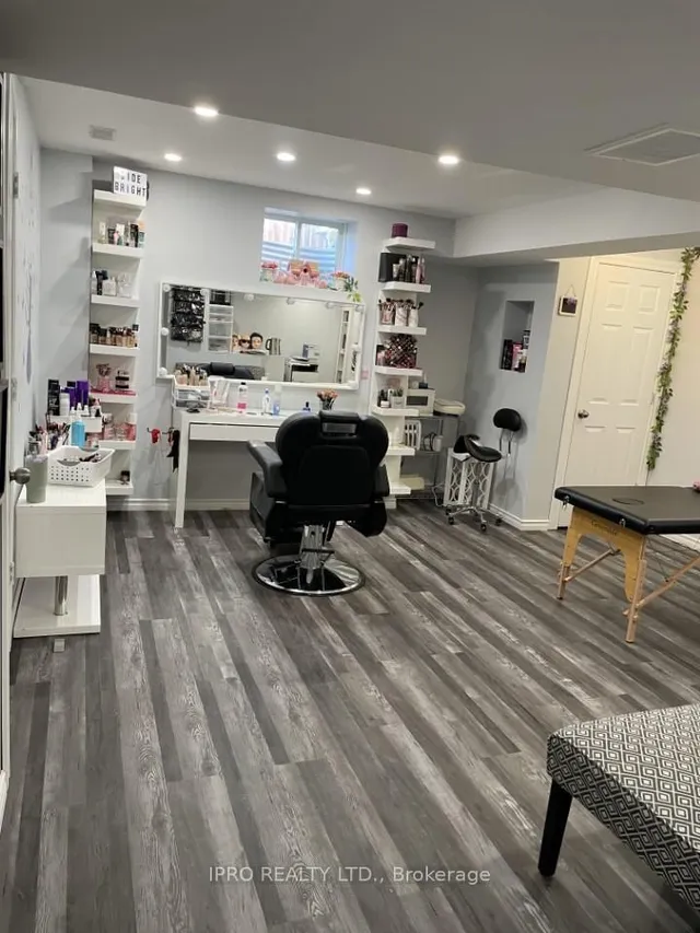 Additional image 17 of 1142 Duignan Cres