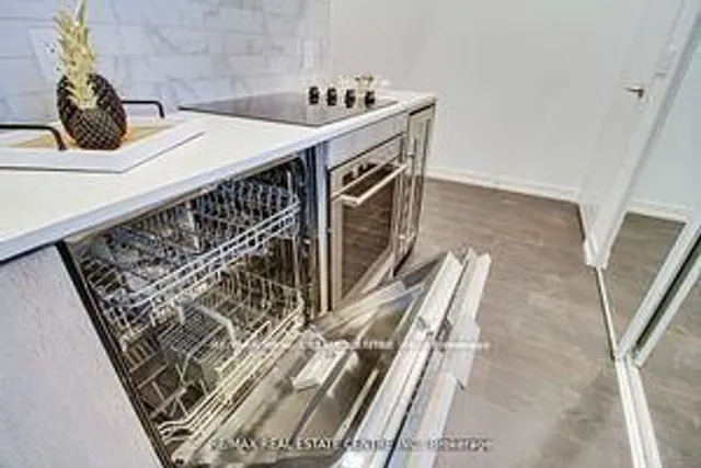 Additional image 12 of 2020 Bathurst St Unit 211