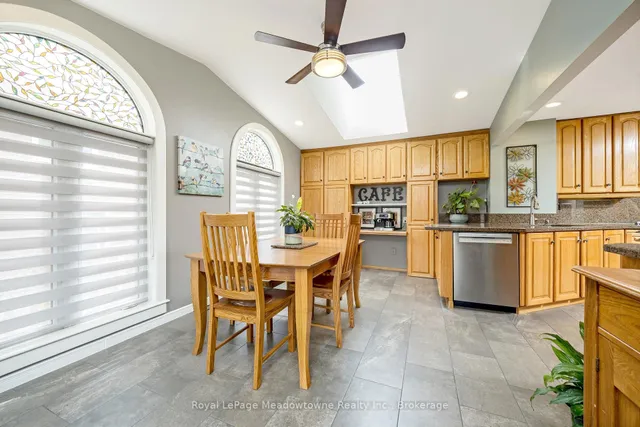 Additional image 22 of 738 Robertson Cres