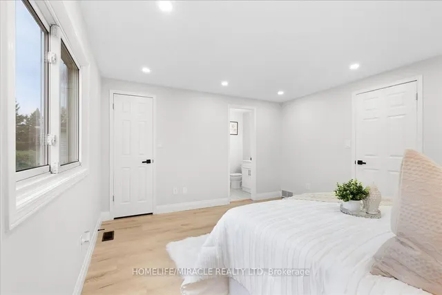 Additional image 19 of 102 Northmanor Cres