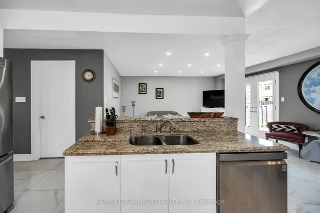 Additional image 19 of 707 Upper Wentworth St