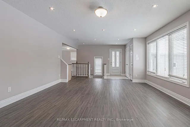 Additional image 7 of 18 MILES St